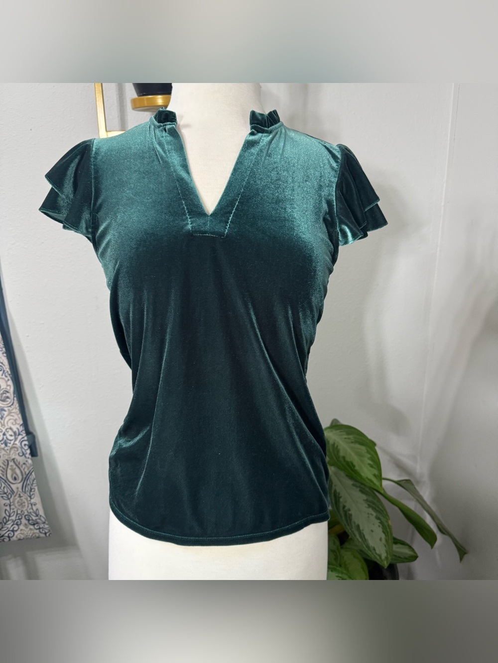 CeCe Women’s Small Emerald Green Velvet Ruffle Sleeve V Neck Blouse Holiday